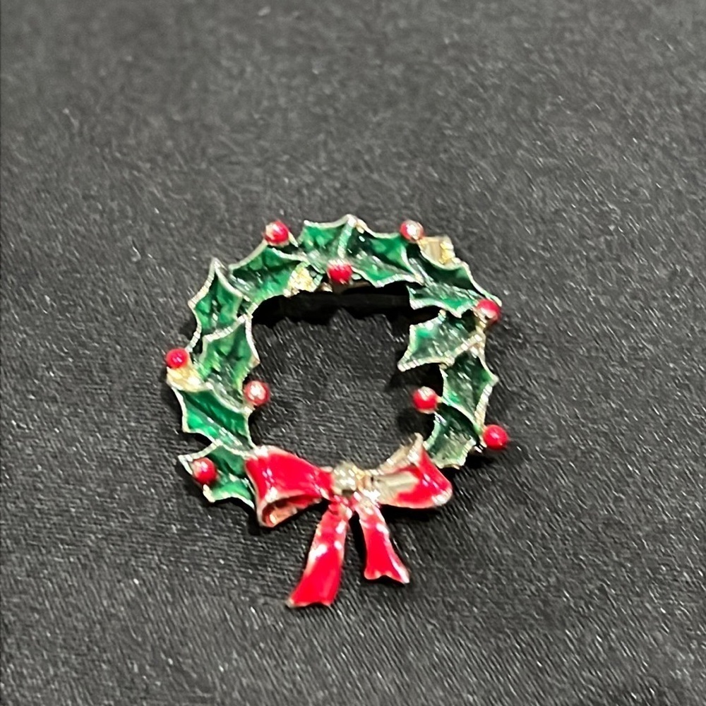 Vintage Christmas holly brooch.